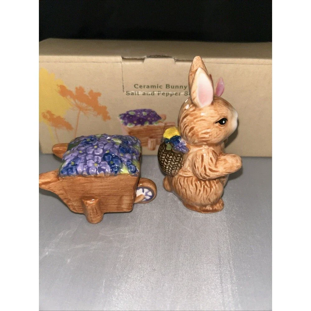 Easter Treasures Cracker Barrel 2pc Salt And Pepper